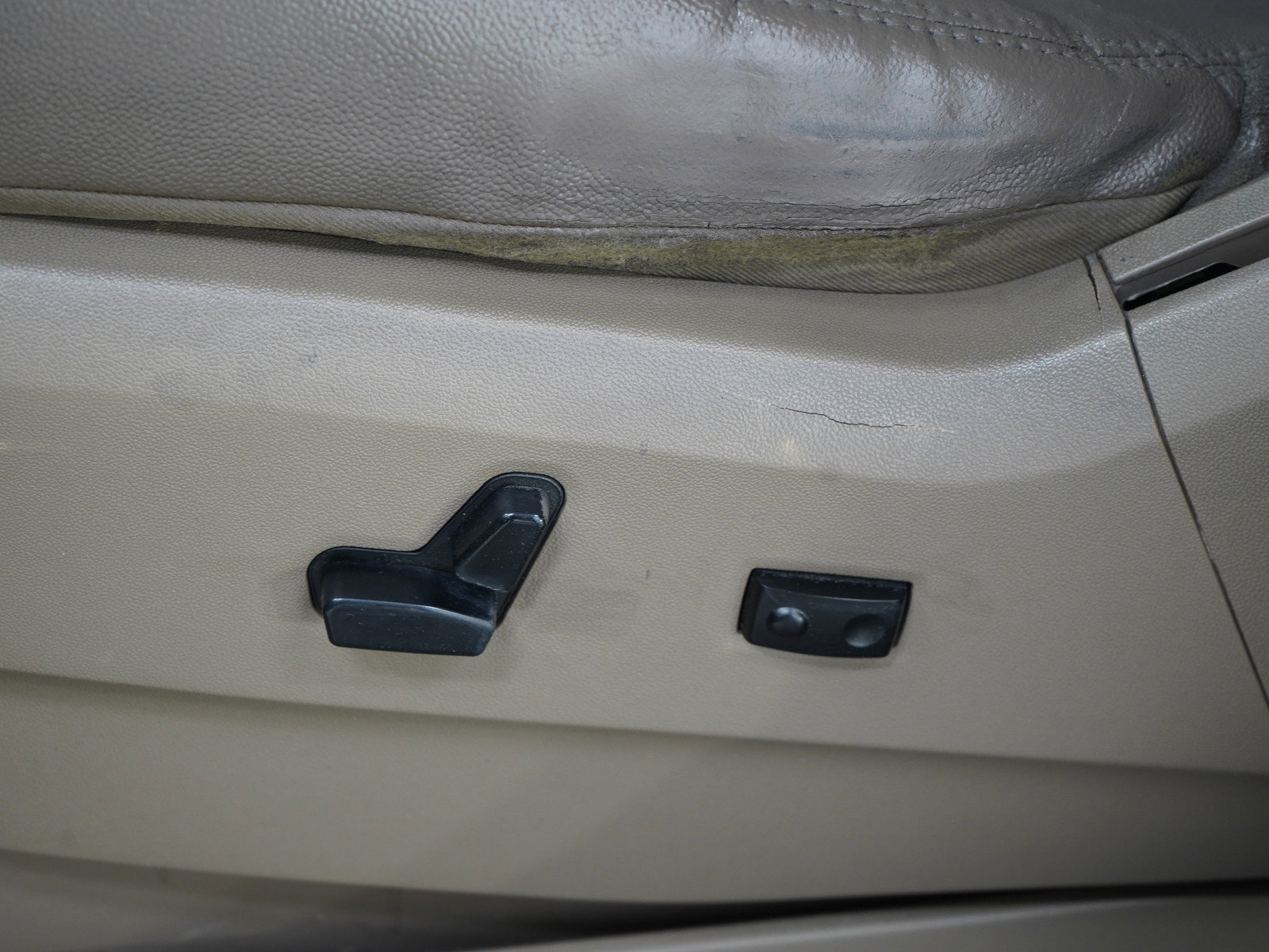 Used 2014 Chrysler Town & Country Touring FWD image 27