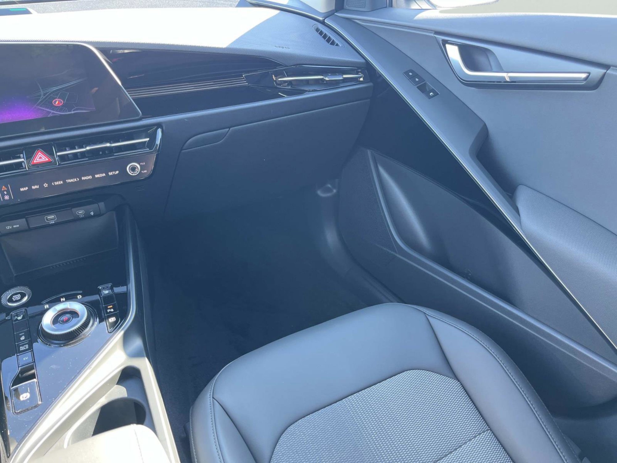 New 2025 Kia Niro EX w/ EX Cold Weather Package FWD image 14