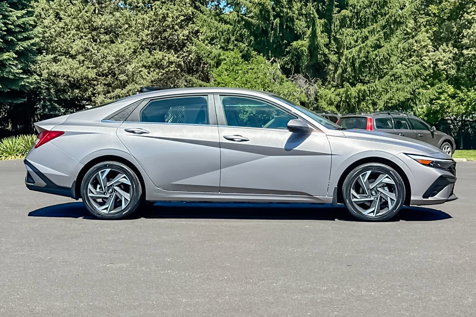 Used 2025 Hyundai Elantra Limited FWD image 3