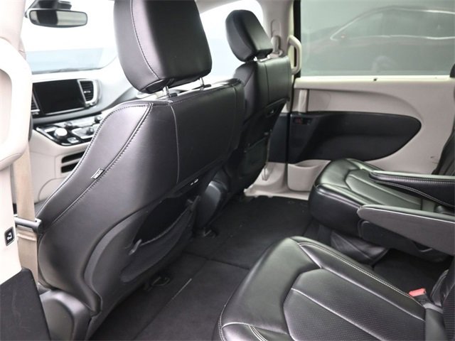 Used 2023 Chrysler Pacifica Touring-L image 10