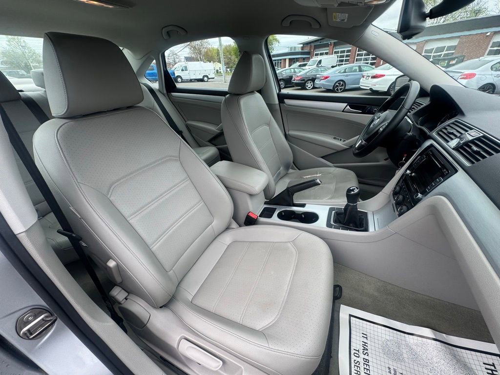 Used 2013 Volkswagen Passat 2.5 SE FWD image 19