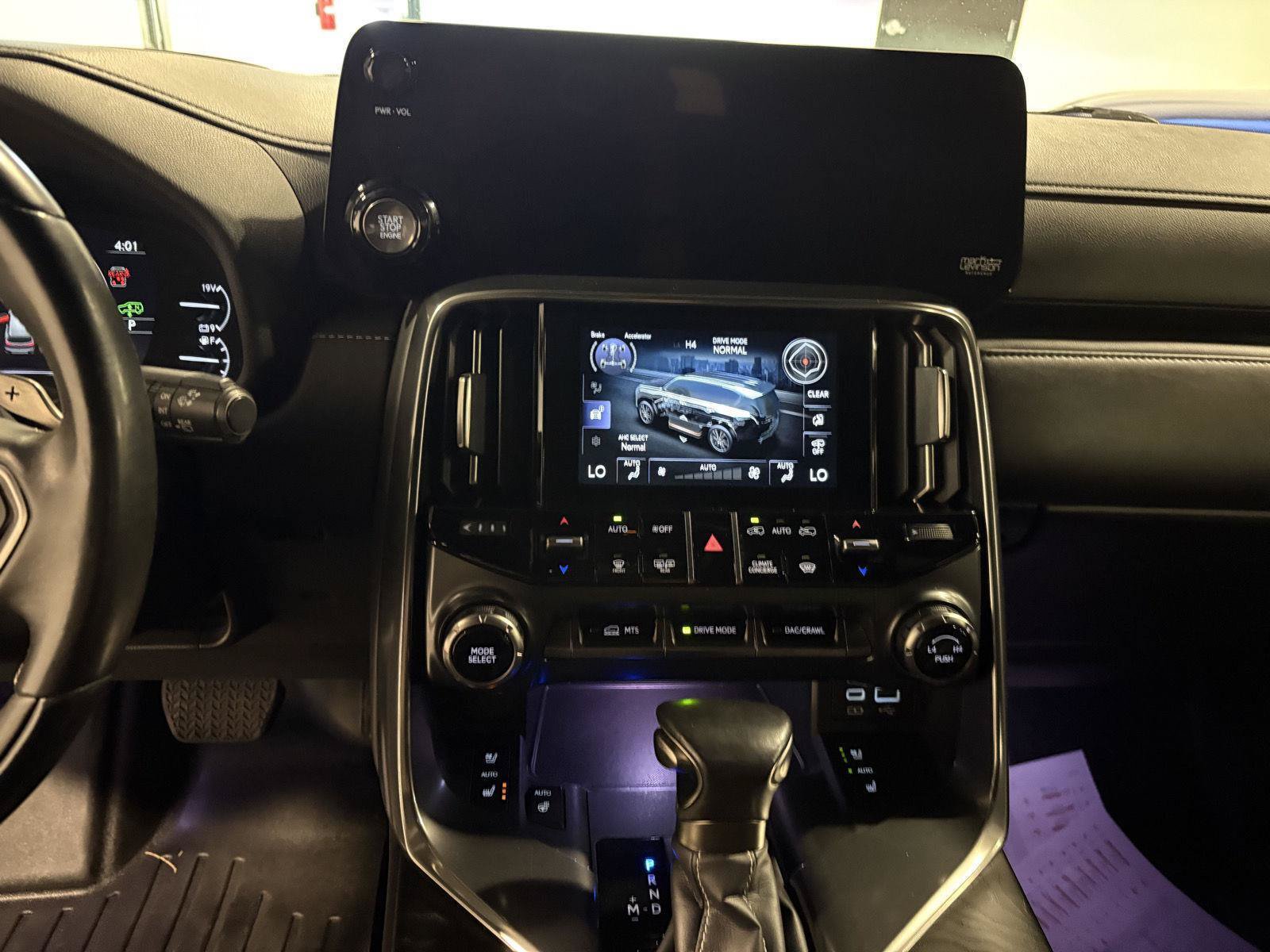 Used 2024 Lexus LX 600 4WD w/ Luxury Package image 19