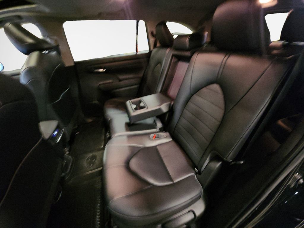 Used 2023 Toyota Highlander XLE AWD/4WD image 25