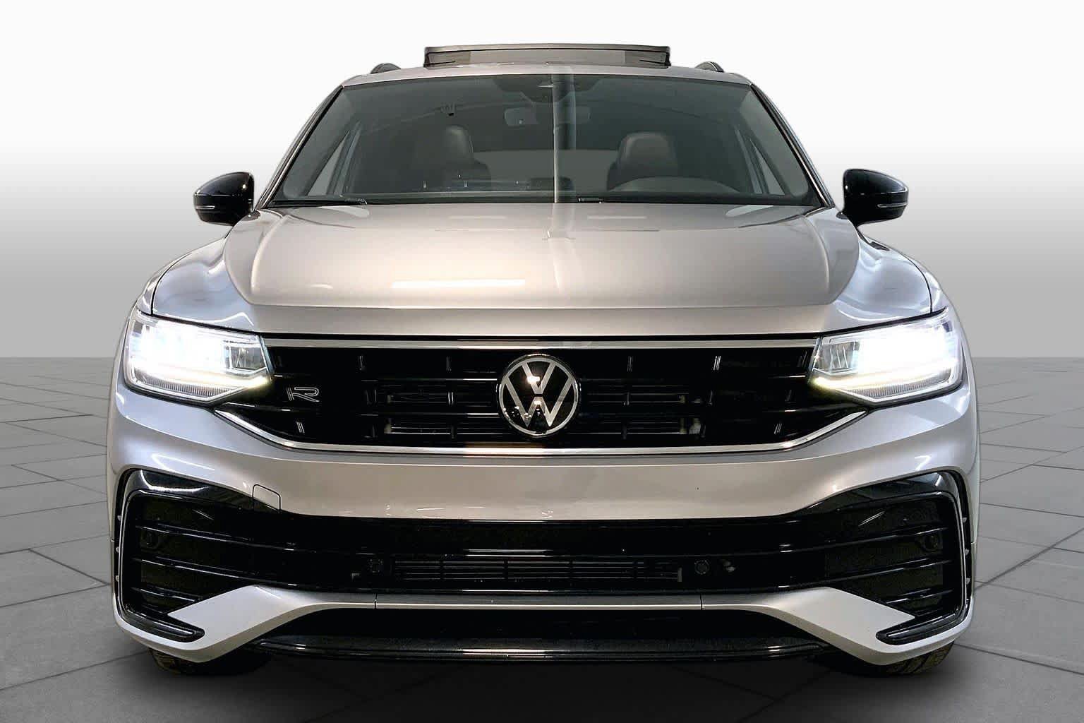 Used 2024 Volkswagen Tiguan SE R-Line AWD/4WD image 3