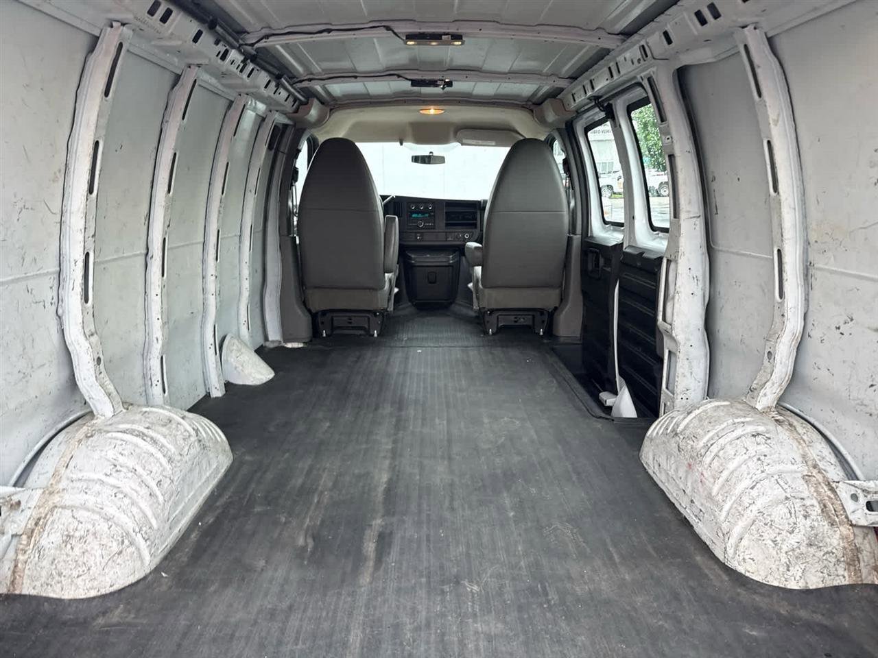 Used 2015 Chevrolet Express 2500 RWD image 16