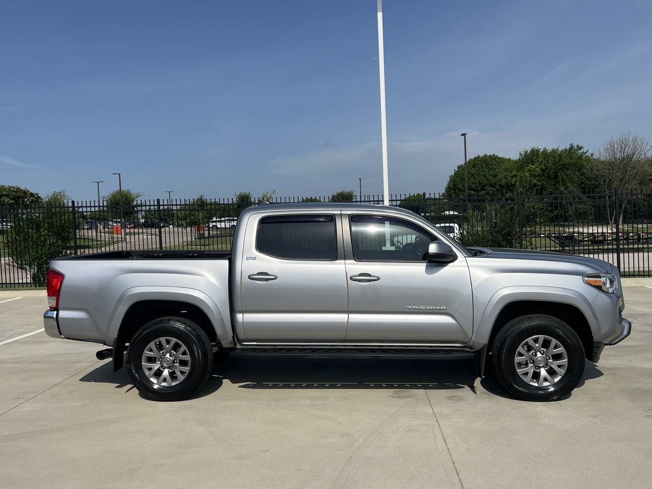 Used 2017 Toyota Tacoma SR5 w/ Tow Package RWD image 3