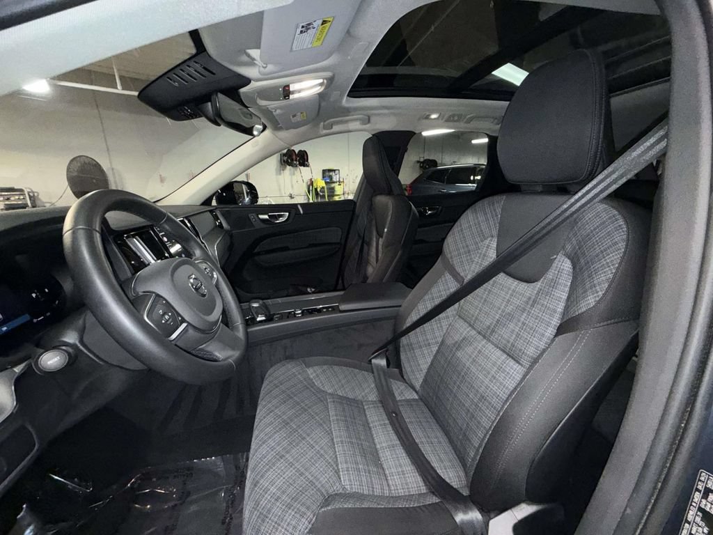 Used 2024 Volvo XC60 B5 Core AWD/4WD image 2