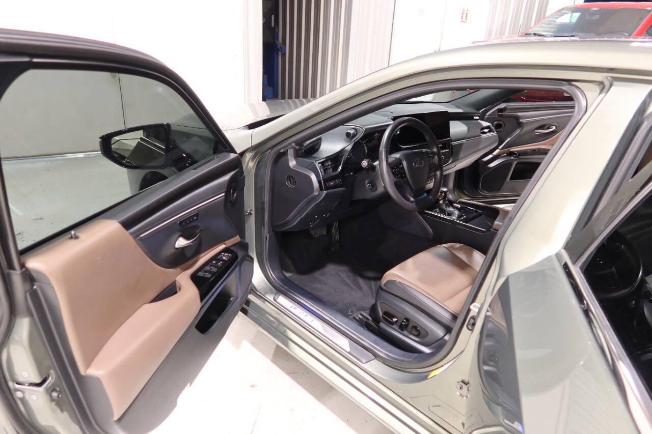 Used 2025 Lexus ES 300h w/ Premium Package FWD image 17