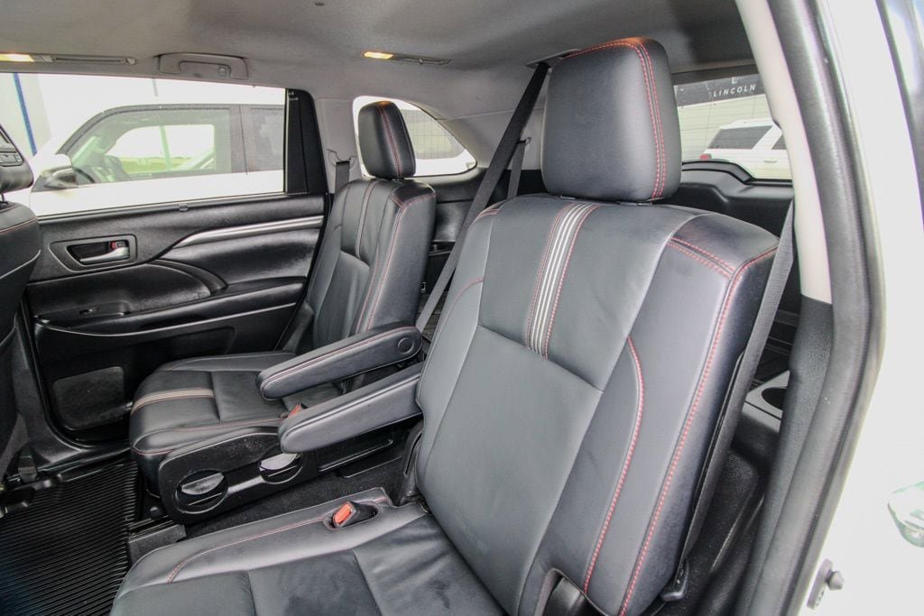 Used 2019 Toyota Highlander SE w/ Nightshade Edition AWD/4WD image 9