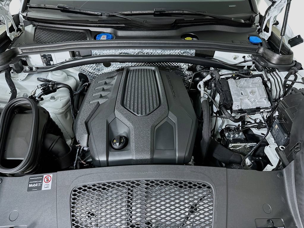 Used 2025 Porsche Macan image 33