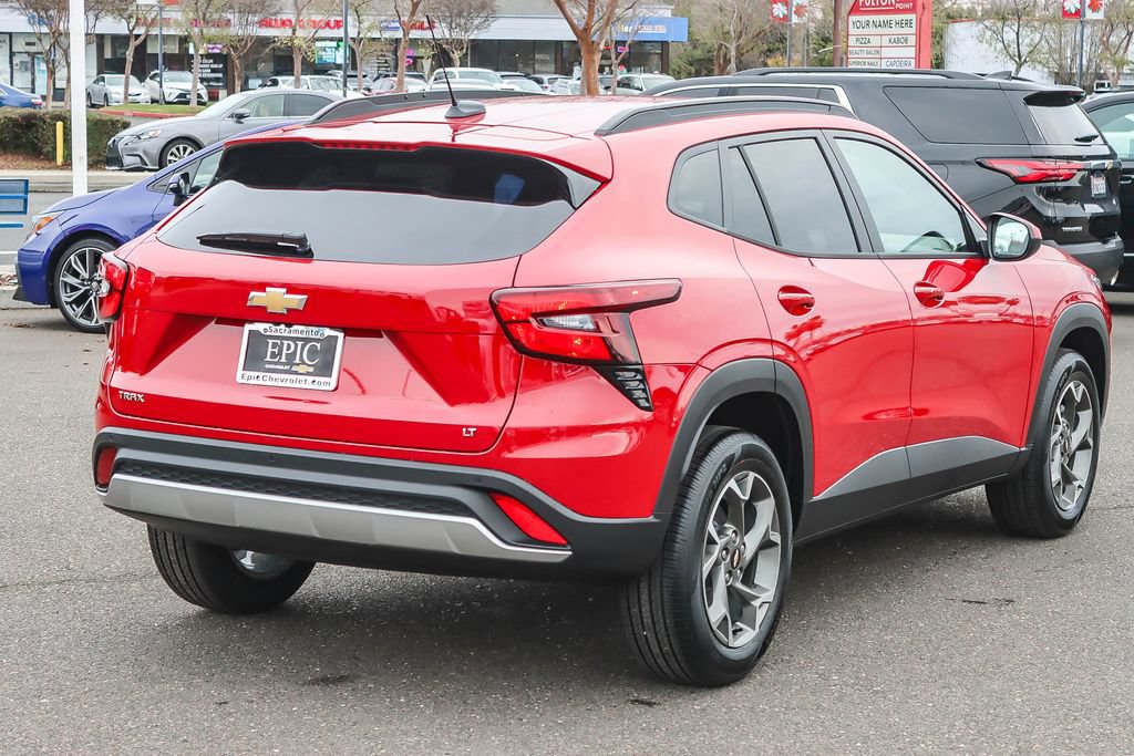 Used 2026 Chevrolet Trax LT w/ Sunroof Package FWD image 4