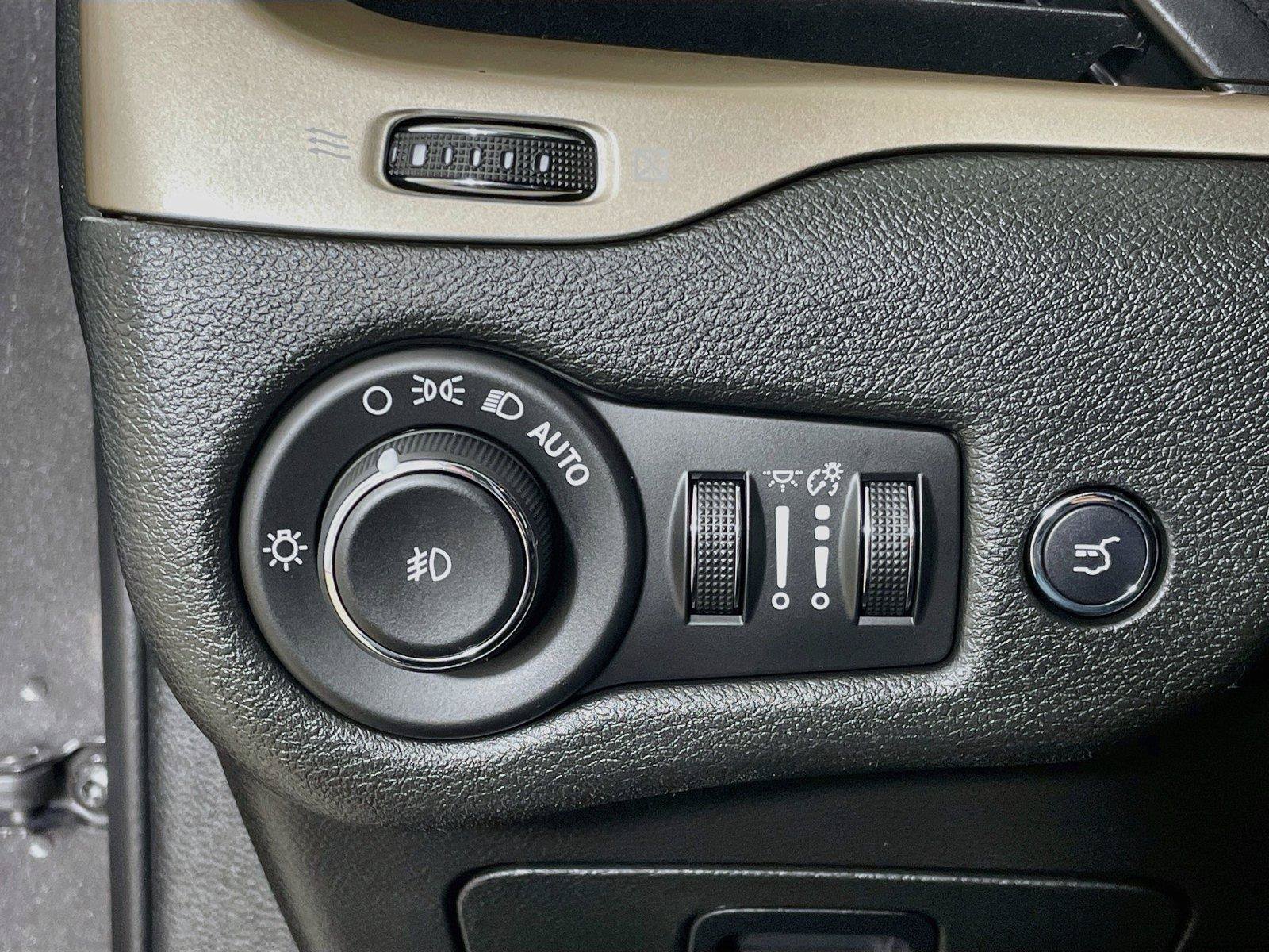Used 2014 Jeep Cherokee Latitude w/ Comfort/Convenience Group AWD/4WD image 14