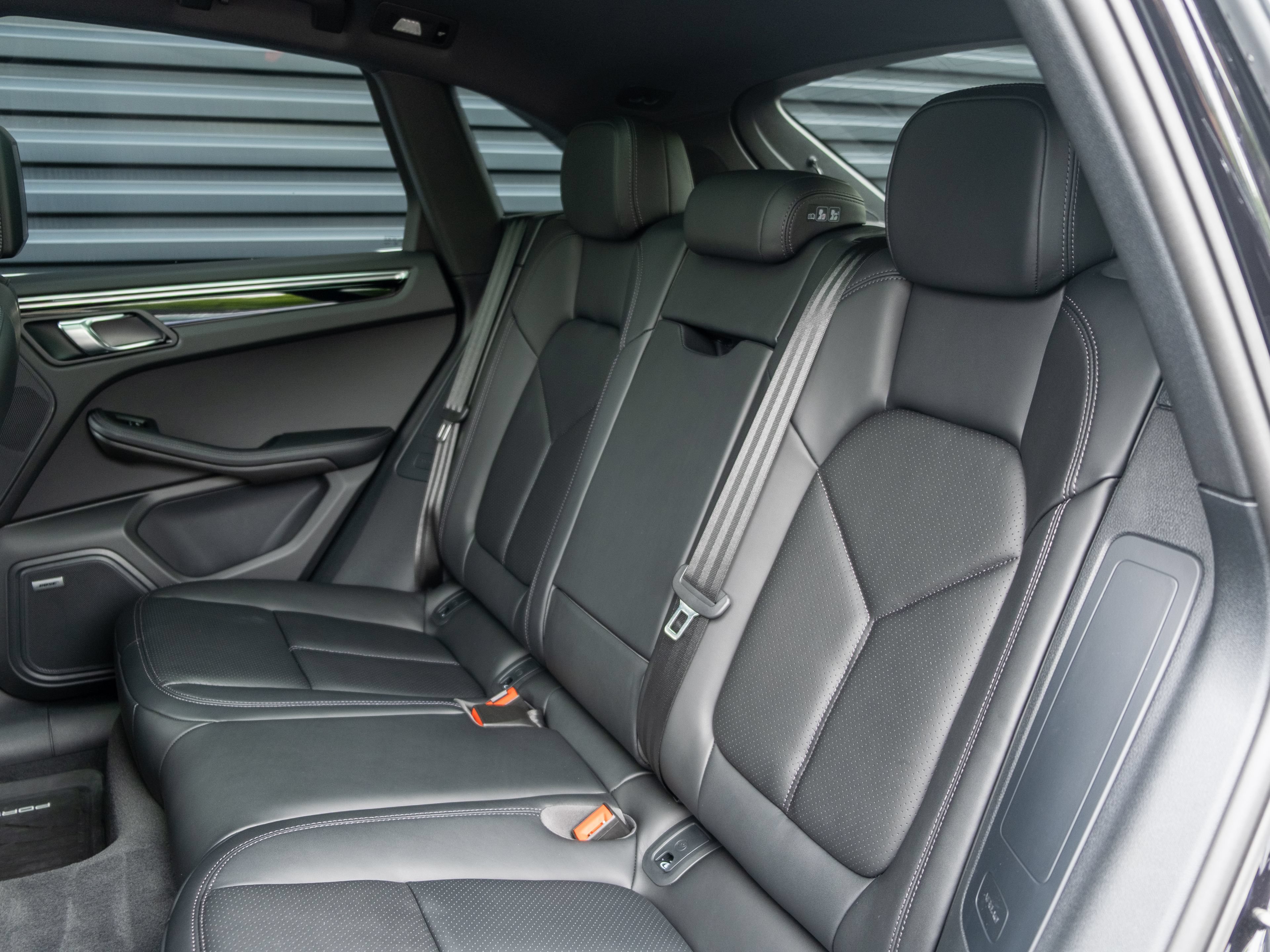 Certified 2025 Porsche Macan S AWD/4WD image 38