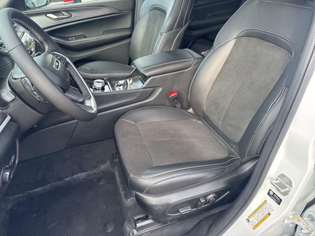 Used 2025 Jeep Grand Cherokee L Altitude AWD/4WD image 22