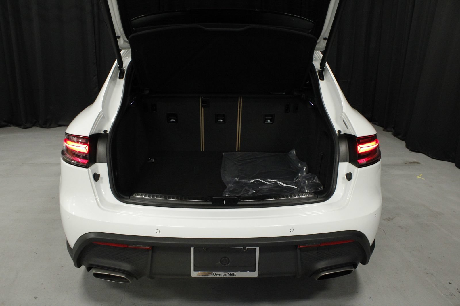 Certified 2025 Porsche Macan AWD/4WD image 17