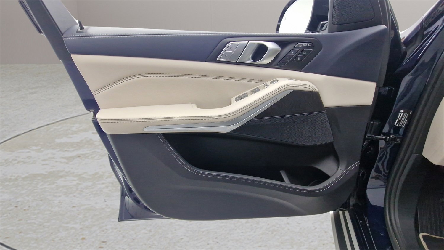 Used 2022 BMW X7 xDrive40i w/ Executive Package image 30