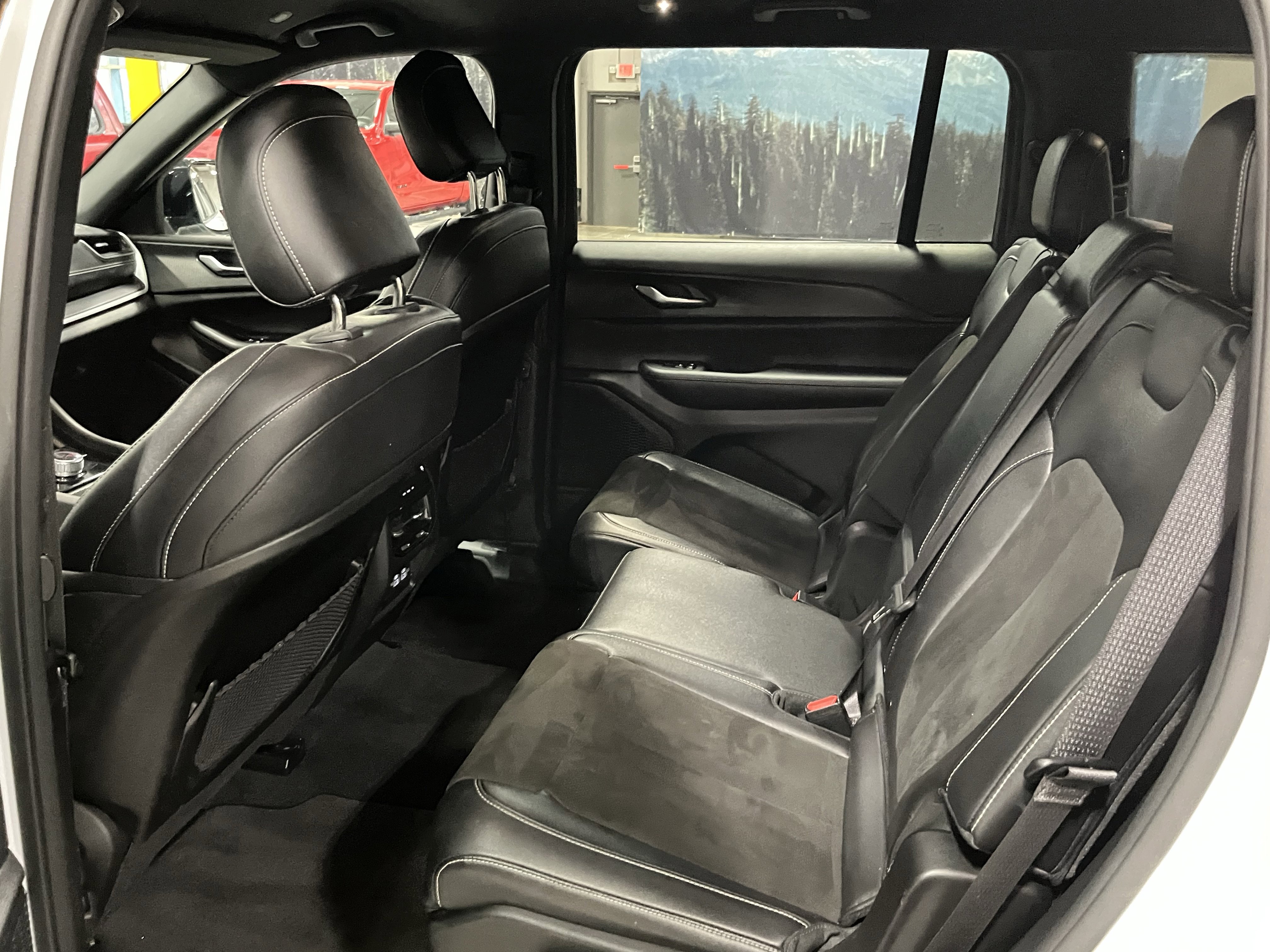 Used 2024 Jeep Grand Cherokee L Laredo image 13