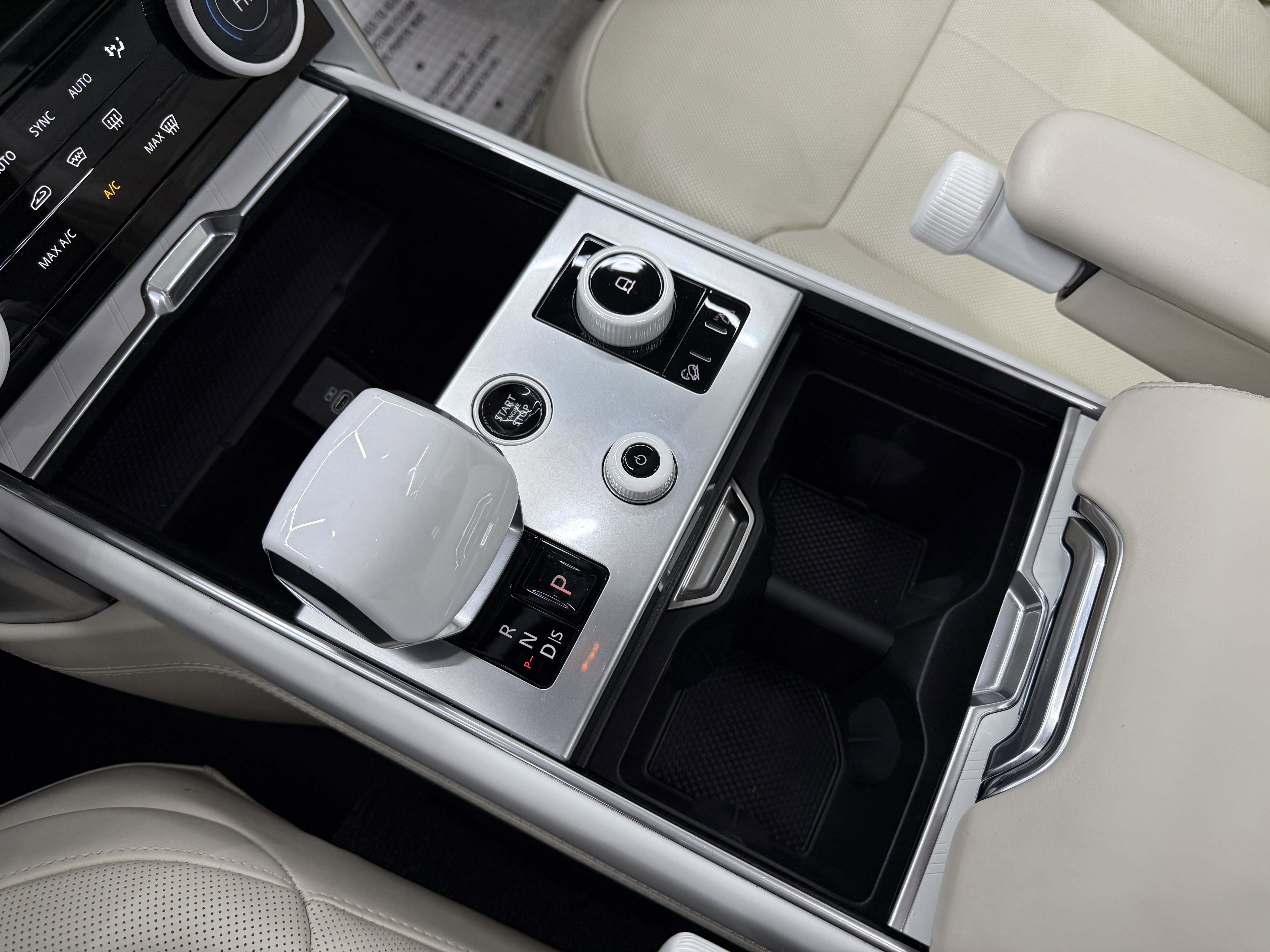 Used 2023 Land Rover Range Rover SV image 28