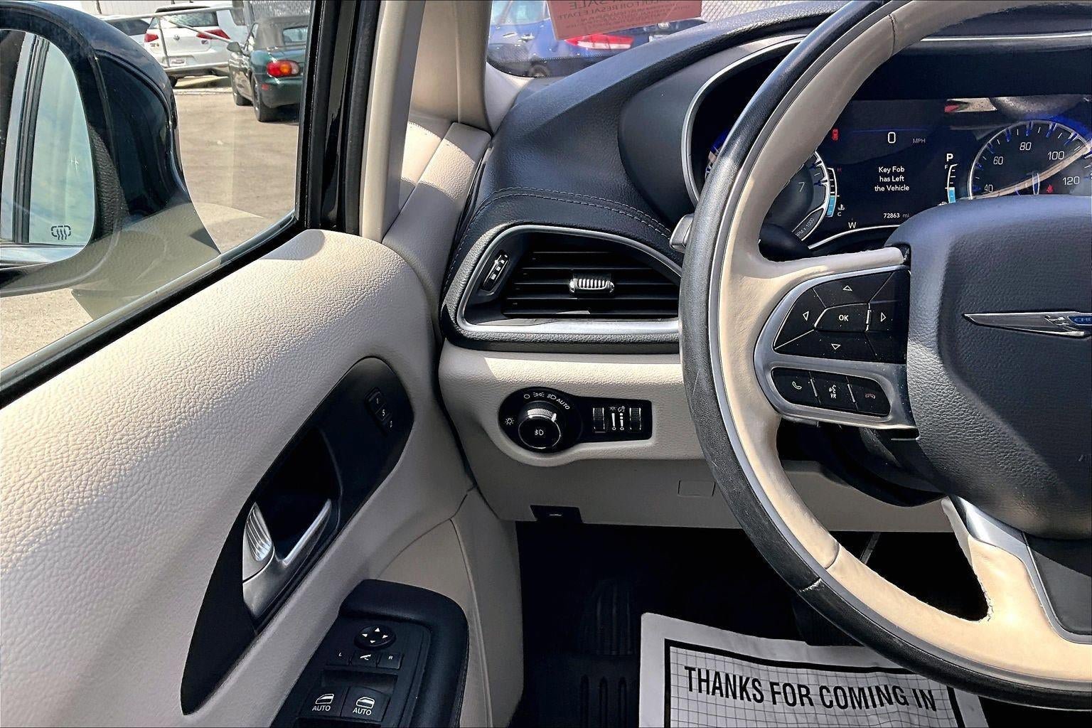 Used 2020 Chrysler Pacifica Limited image 17