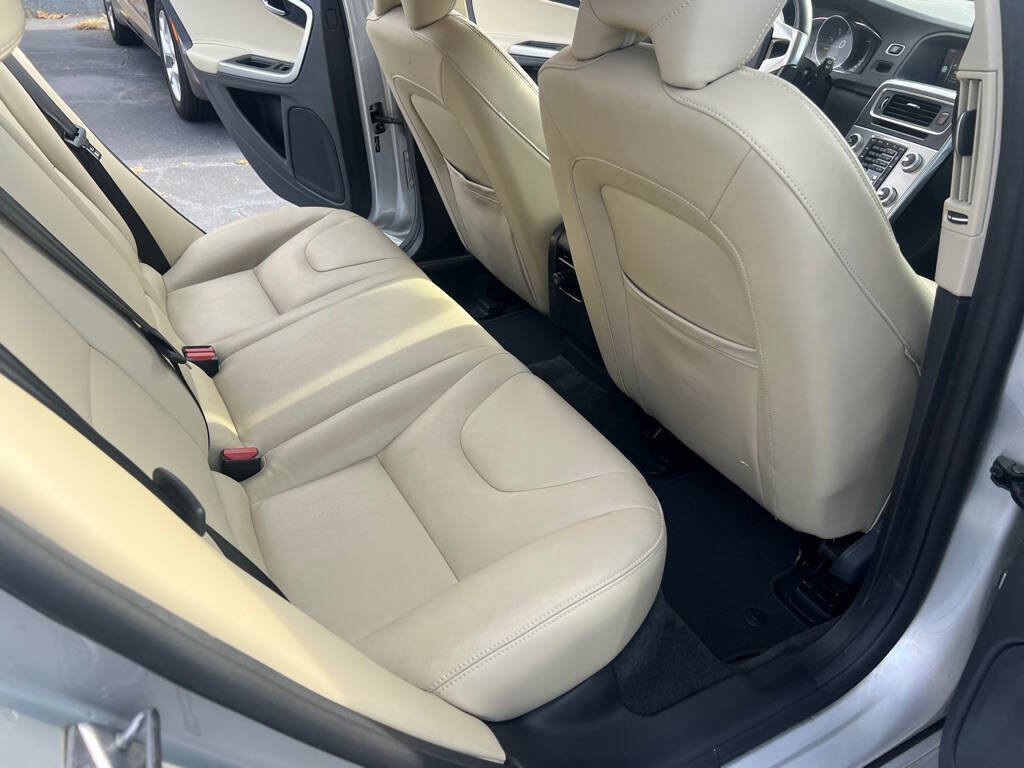 Used 2017 Volvo V60 T5 Premier w/ Convenience Package image 12