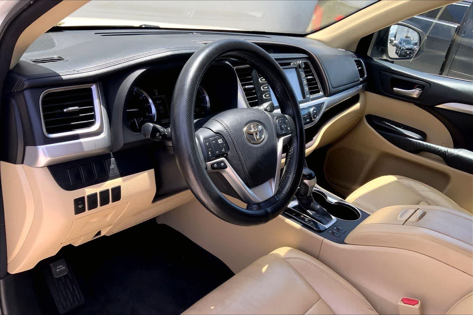 Used 2014 Toyota Highlander XLE w/ Preferred Accessory Package AWD/4WD image 2