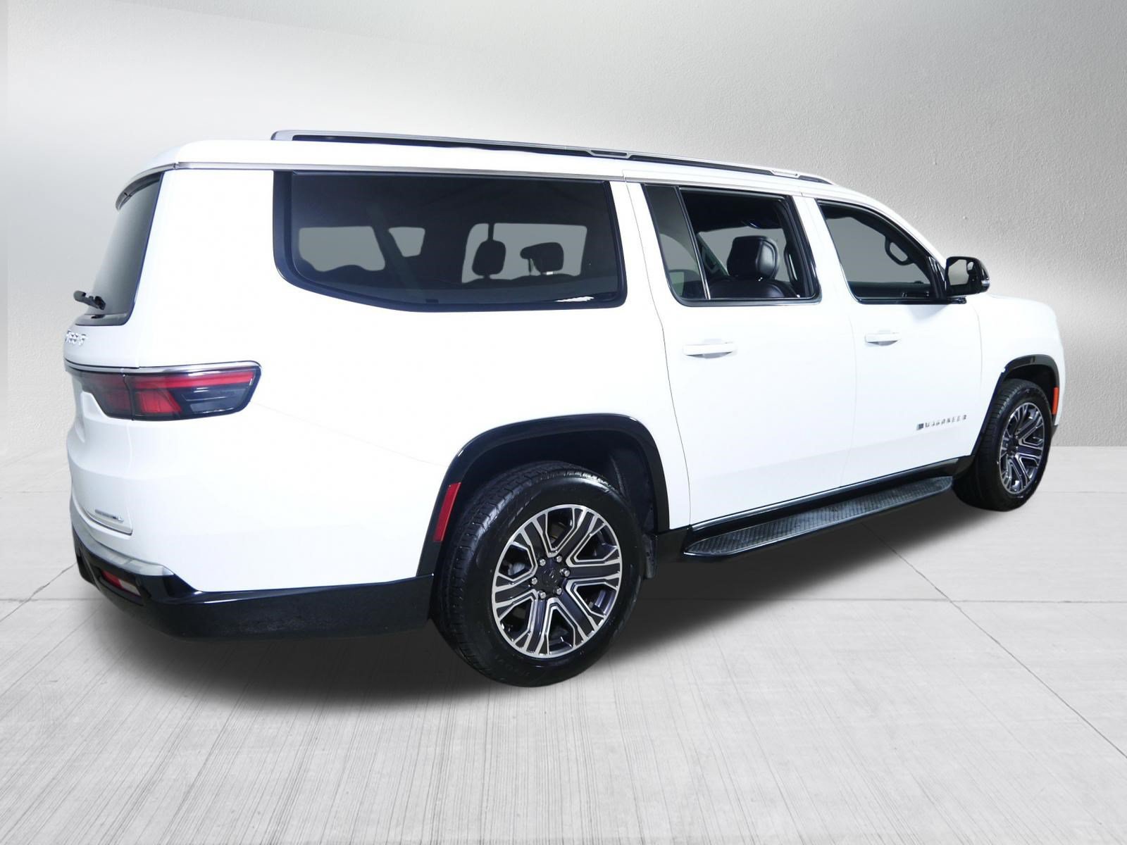 Used 2023 Jeep Wagoneer L Series II AWD/4WD image 7