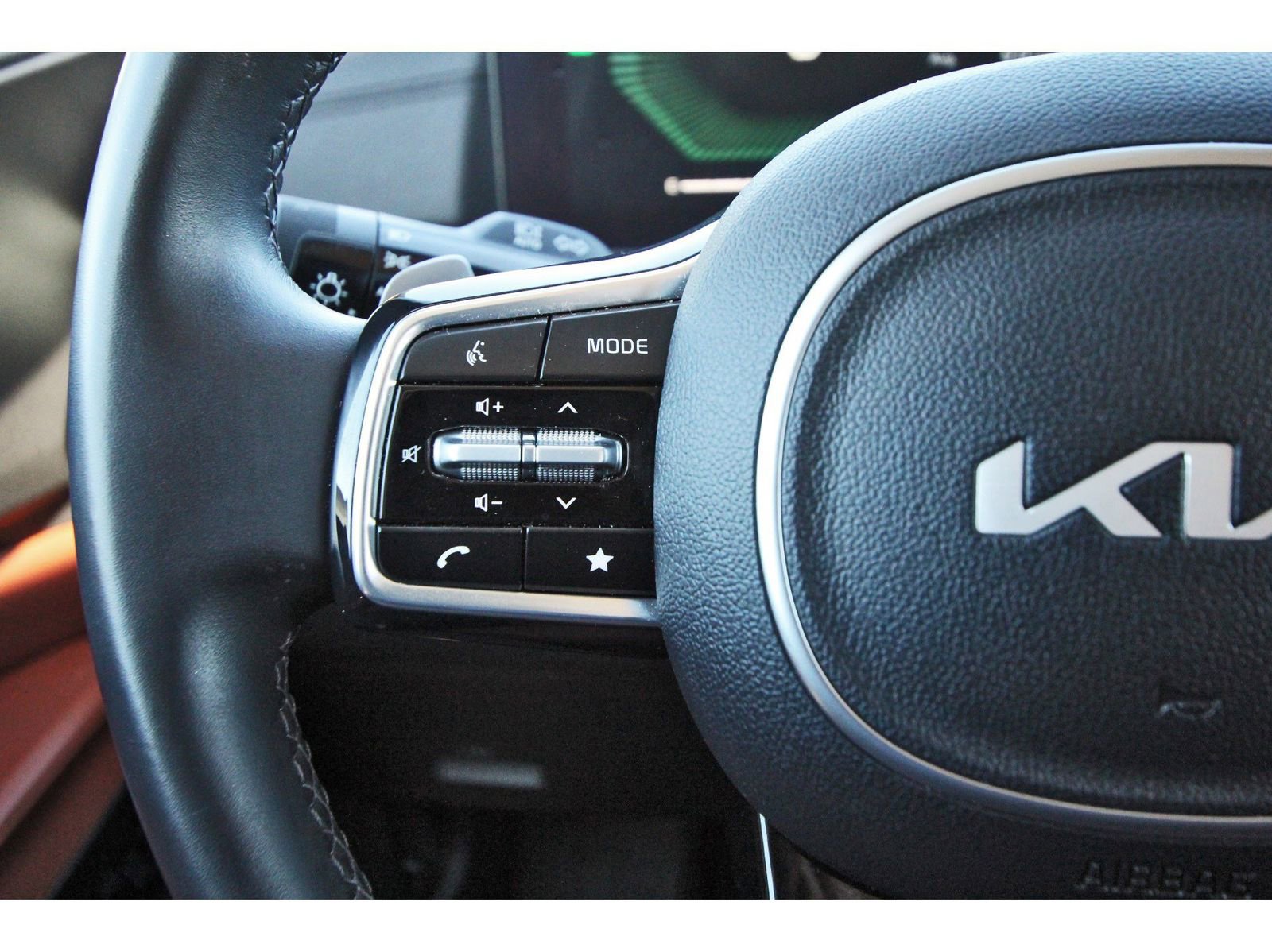 Used 2025 Kia Carnival EX image 18