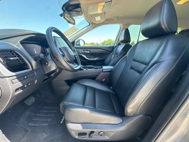 Used 2025 Nissan Rogue SL AWD/4WD image 2