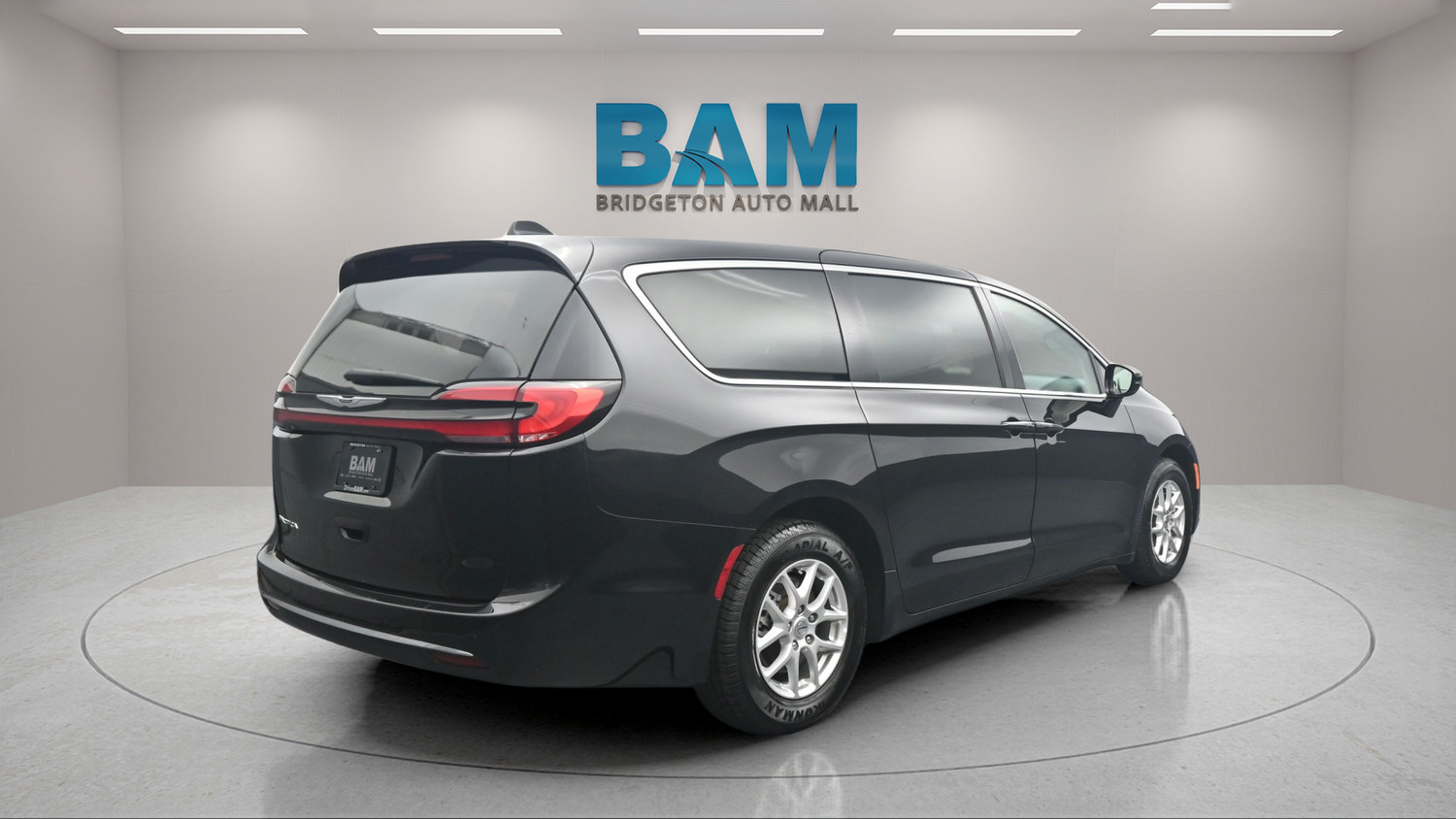 Used 2024 Chrysler Pacifica Touring-L FWD image 6