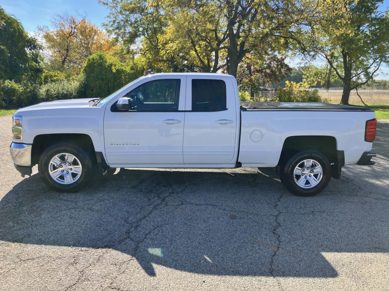 Used 2017 Chevrolet Silverado 1500 LT w/ Trailering Package image 2