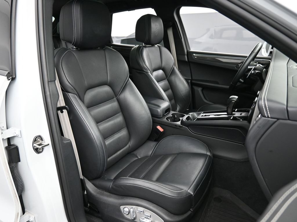 Certified 2024 Porsche Macan GTS AWD/4WD image 31