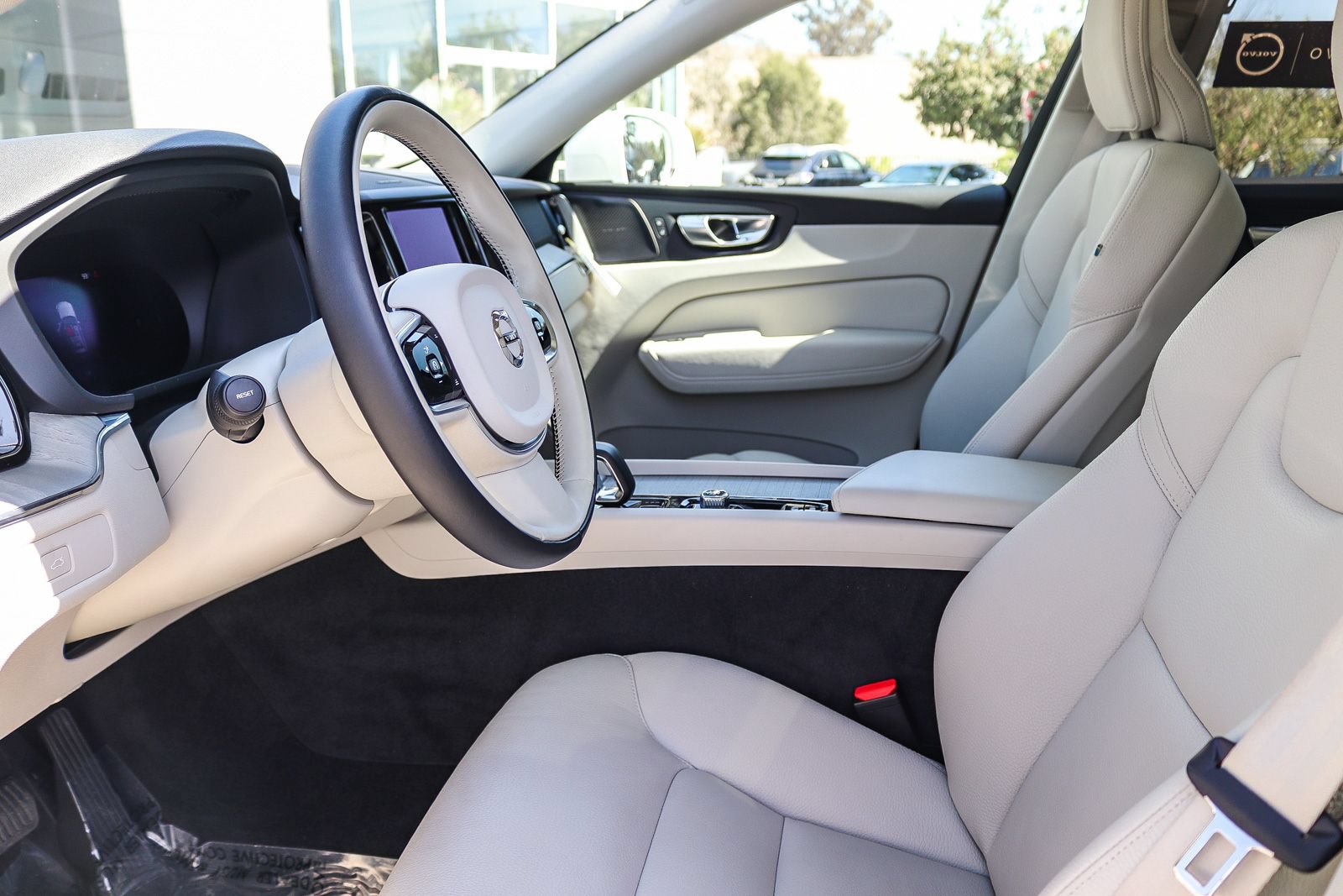 Used 2023 Volvo XC60 B5 Plus w/ Protection Package Premier FWD image 20