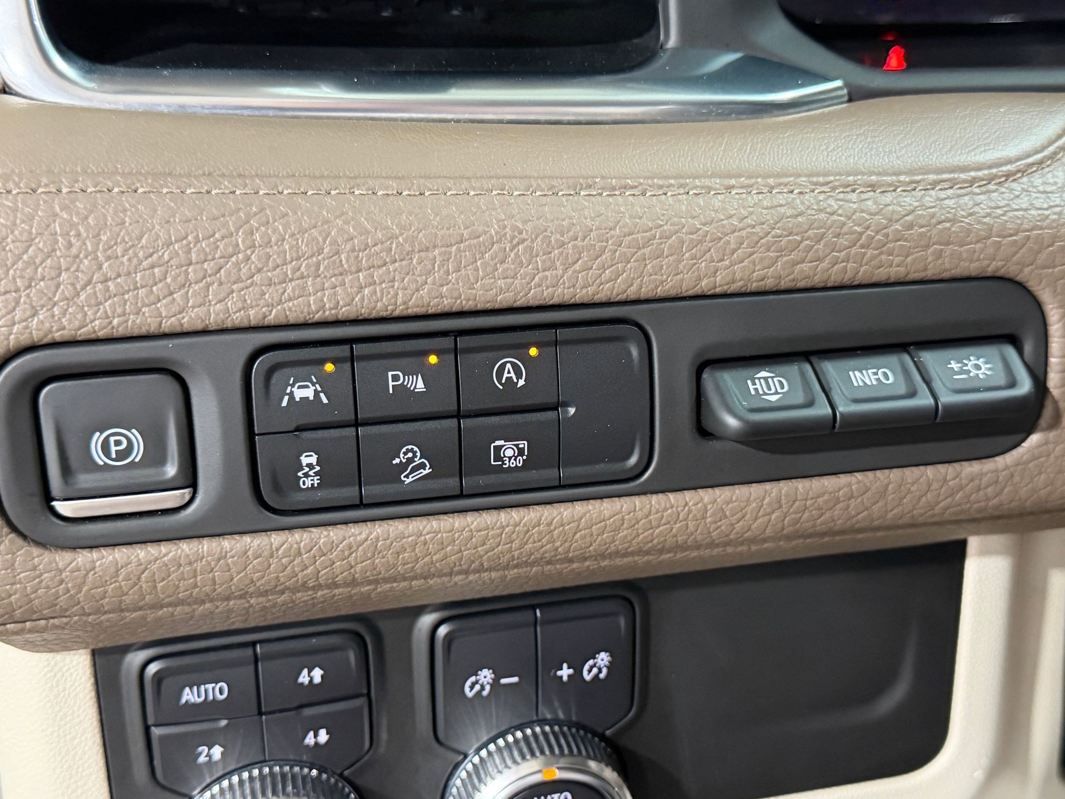 Used 2023 GMC Yukon Denali AWD/4WD image 16