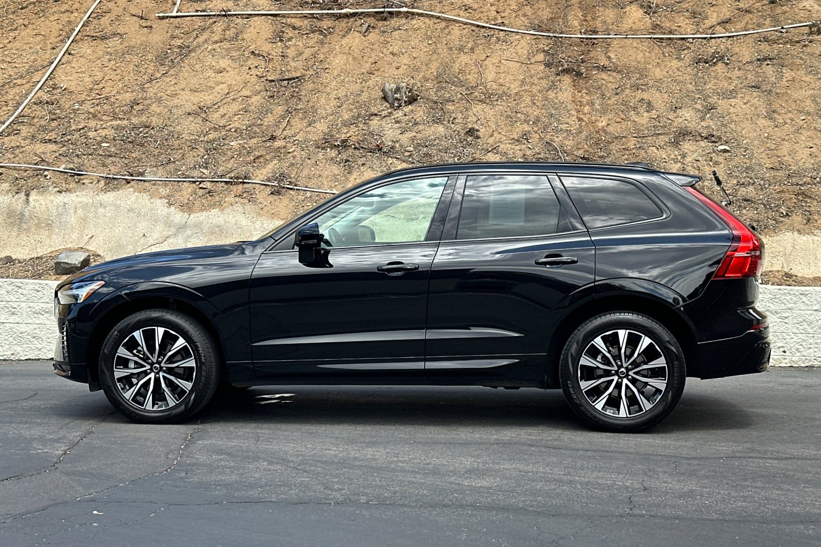 Certified 2025 Volvo XC60 B5 Core AWD/4WD image 8