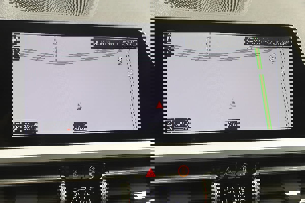 Used 2022 BMW 330i xDrive Sedan w/ M Sport Package image 9