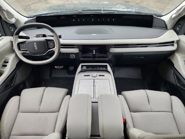 New 2026 Lincoln Navigator L Reserve AWD/4WD image 11