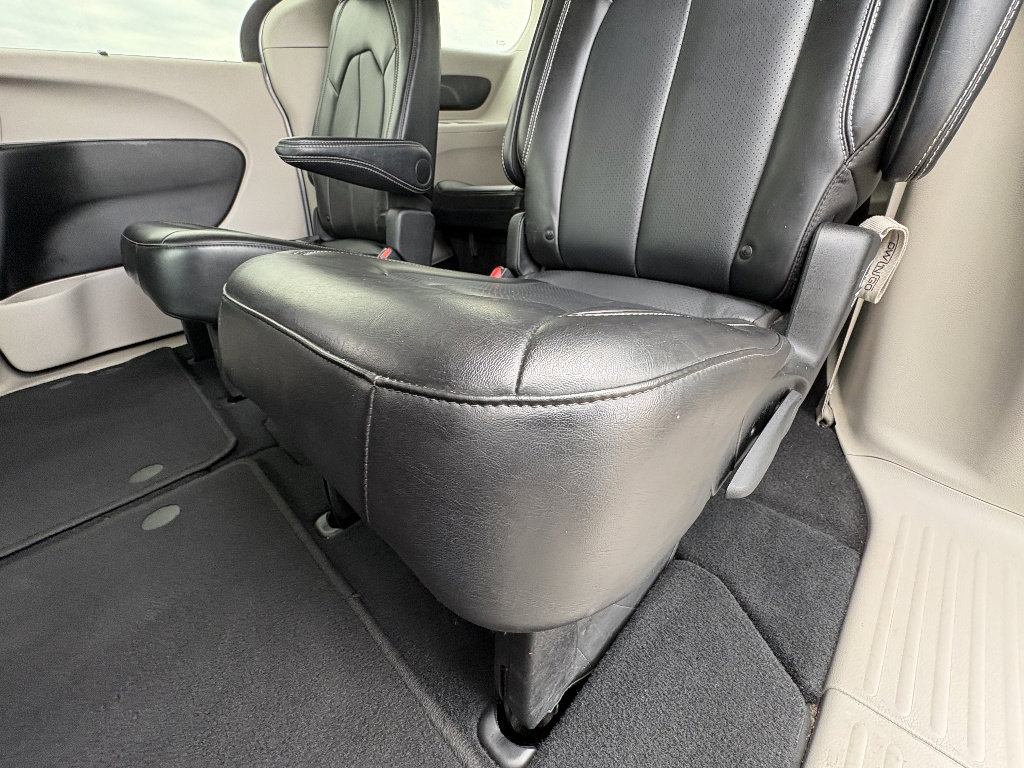Used 2024 Chrysler Pacifica Touring-L image 20