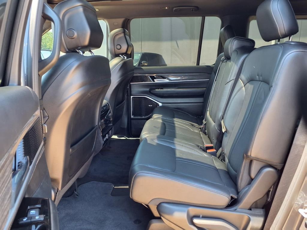 Used 2022 Jeep Wagoneer Series III w/ Premium Group I AWD/4WD image 12