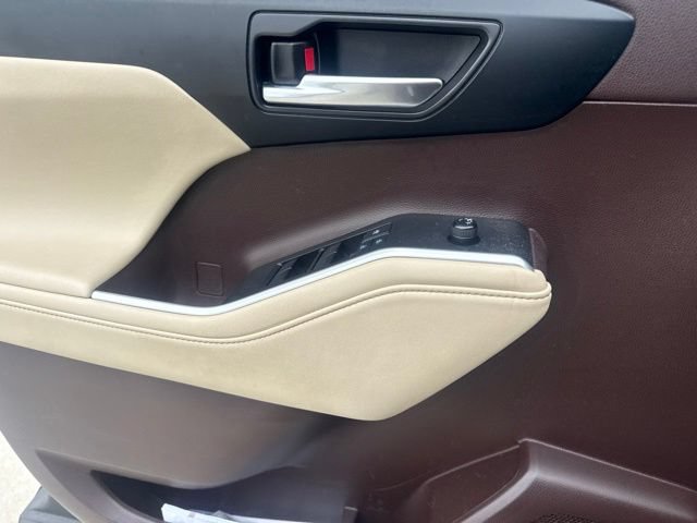 Used 2021 Toyota Highlander XLE FWD image 30