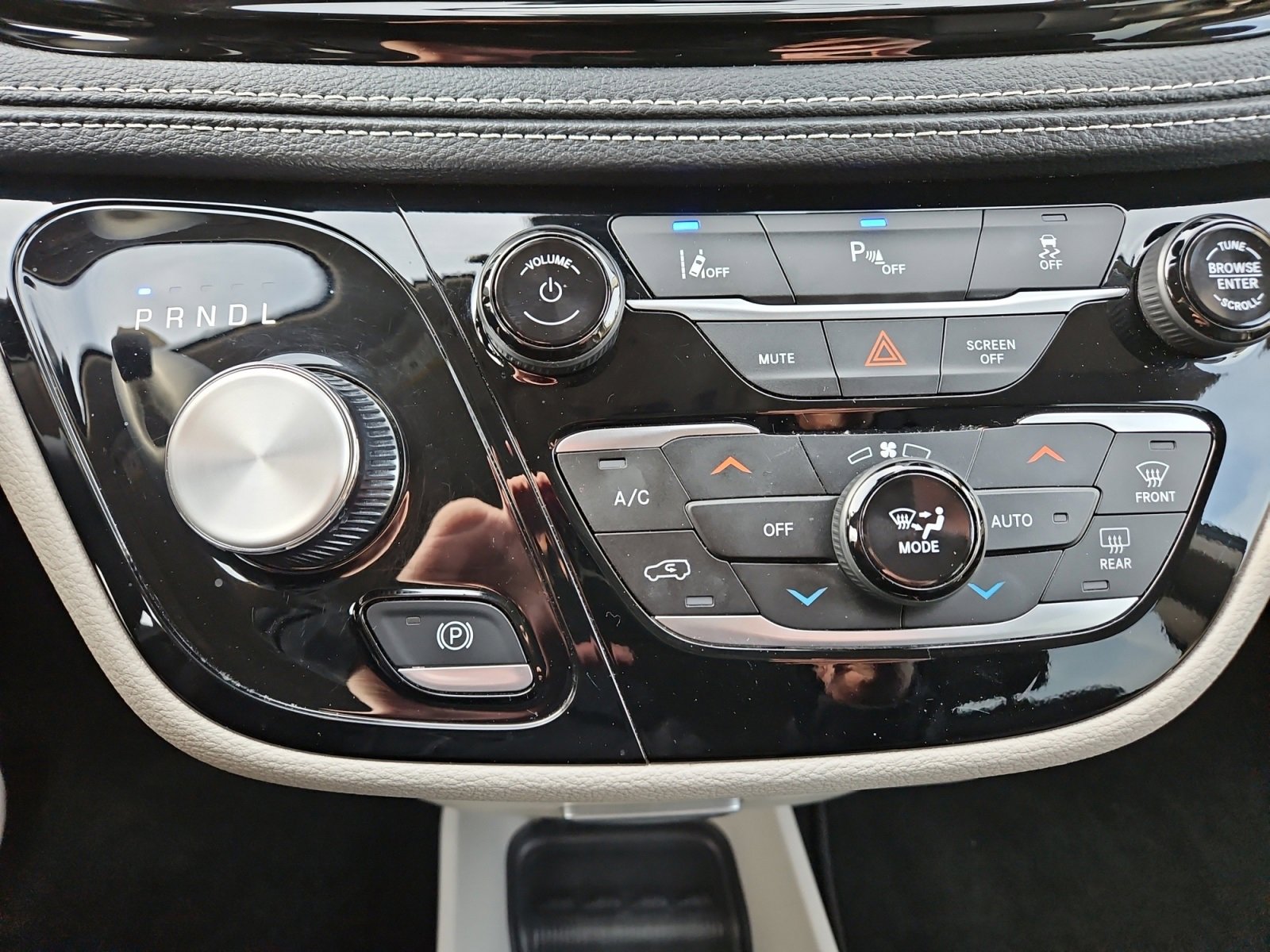 Used 2024 Chrysler Pacifica Select image 28