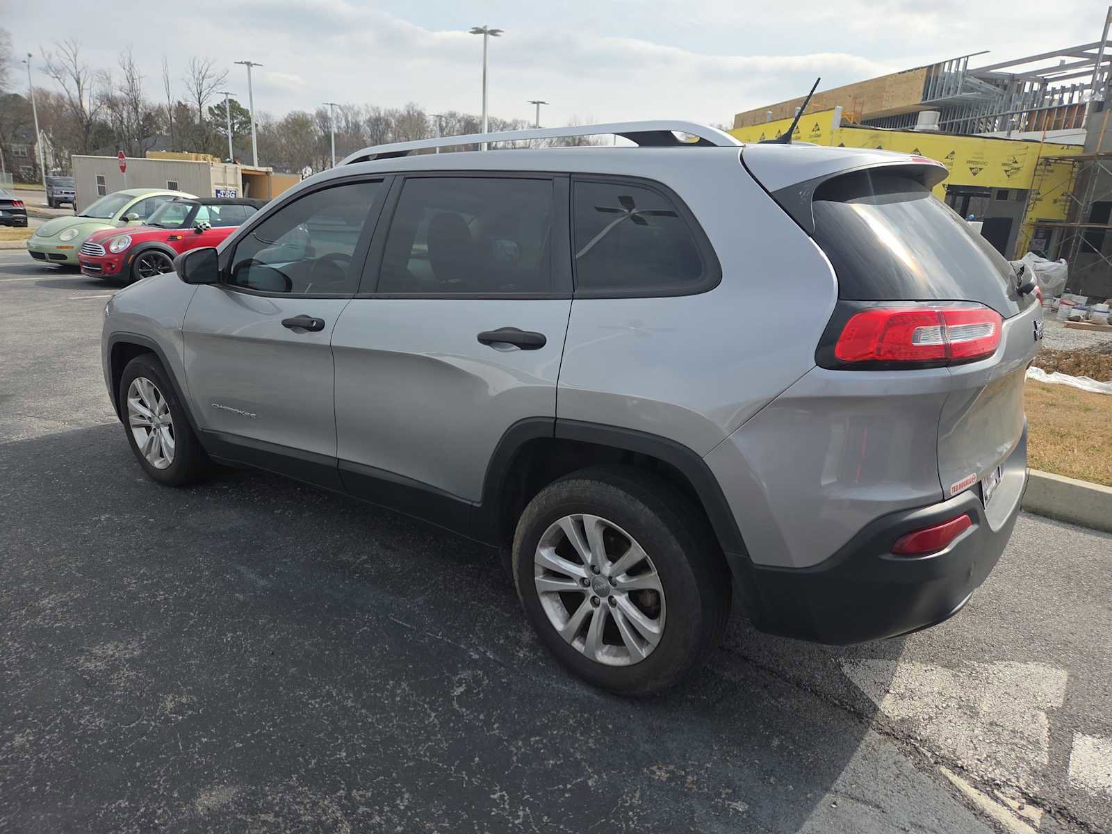 Used 2015 Jeep Cherokee Sport image 3