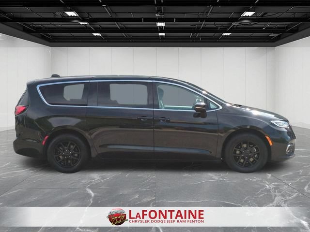 Used 2023 Chrysler Pacifica Touring-L FWD image 6