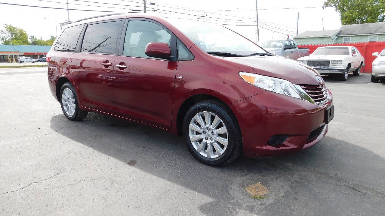 Used 2017 Toyota Sienna LE image 3