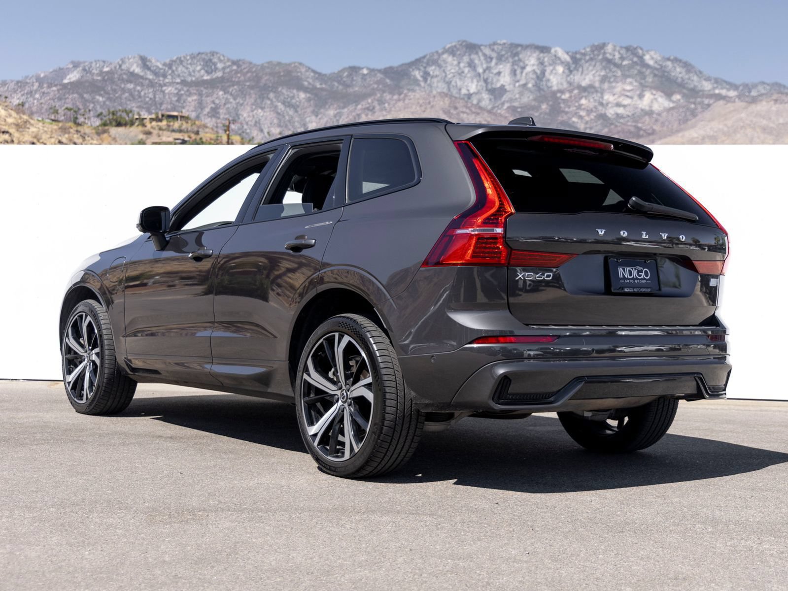 Used 2022 Volvo XC60 T8 R-Design w/ Advanced Package AWD/4WD image 4