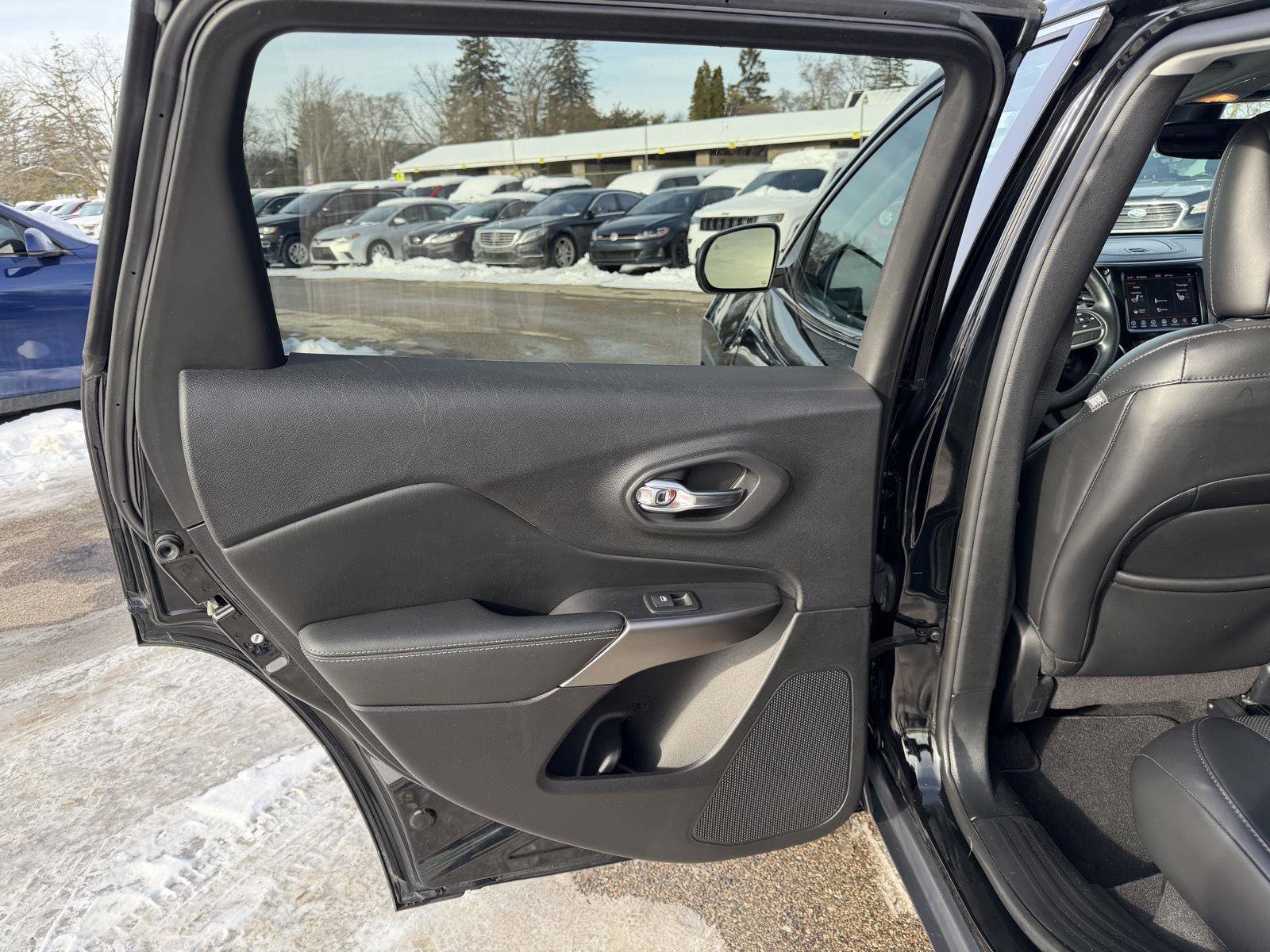 Used 2020 Jeep Cherokee Limited image 18