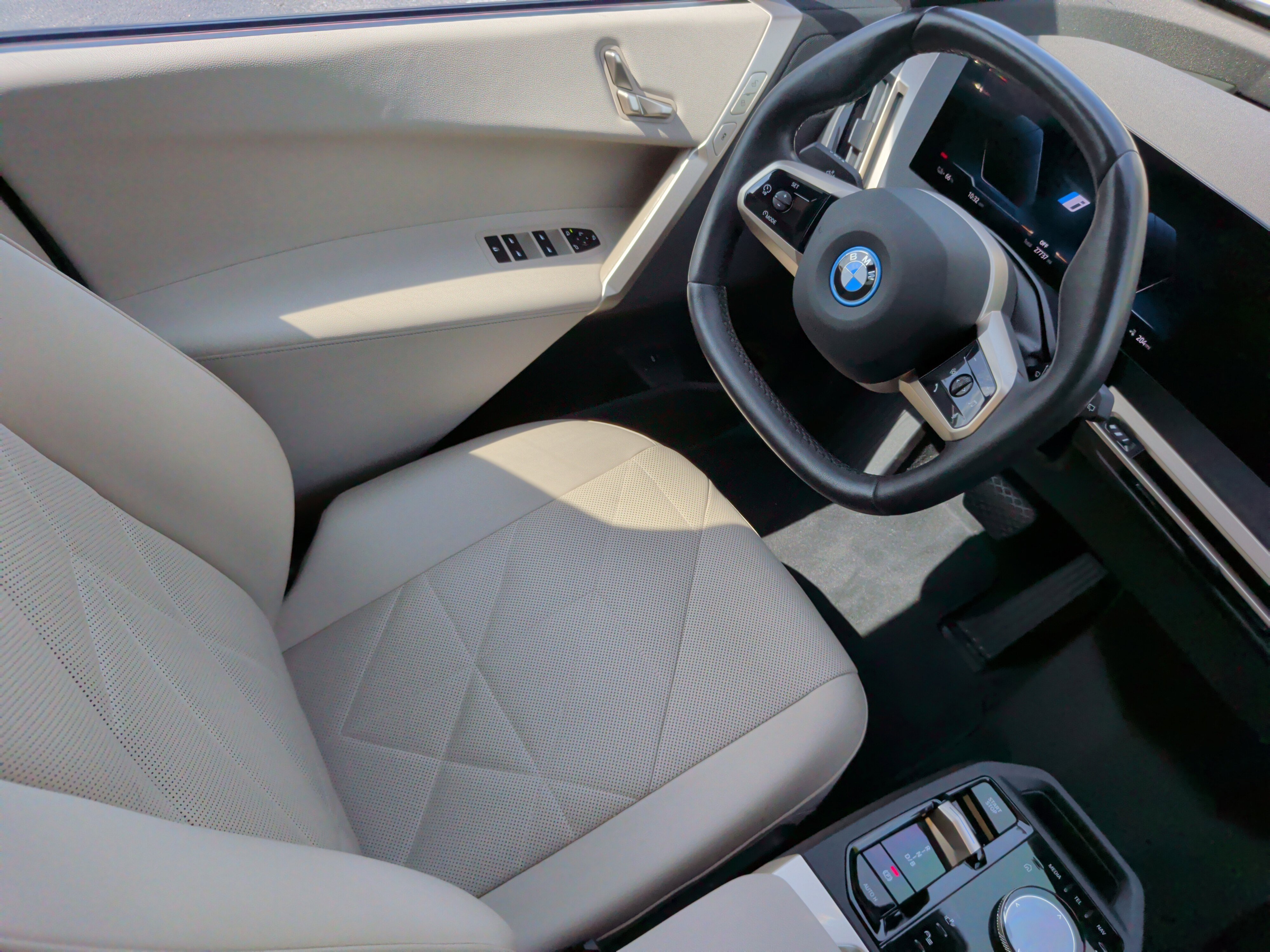 Used 2024 BMW iX xDrive50 w/ Sport Package AWD/4WD image 34