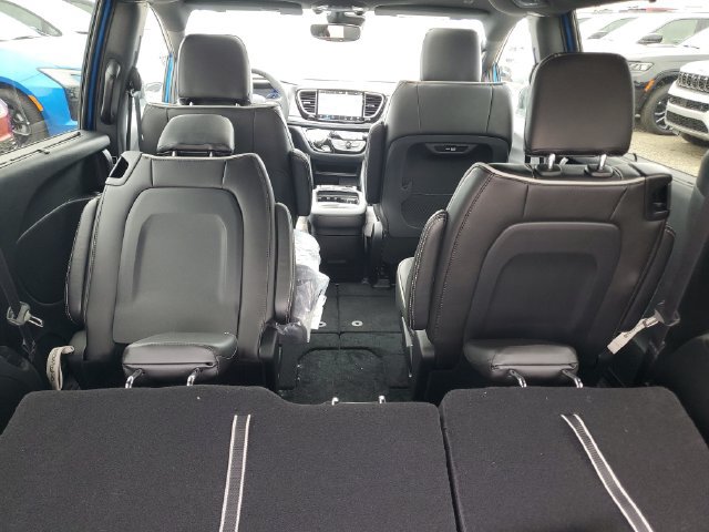 New 2027 Chrysler Pacifica Limited w/ Family Tech Group AWD/4WD image 8