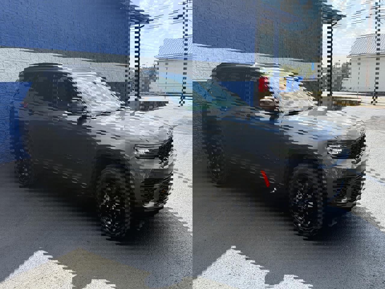 Used 2023 Jeep Grand Cherokee Altitude image 3
