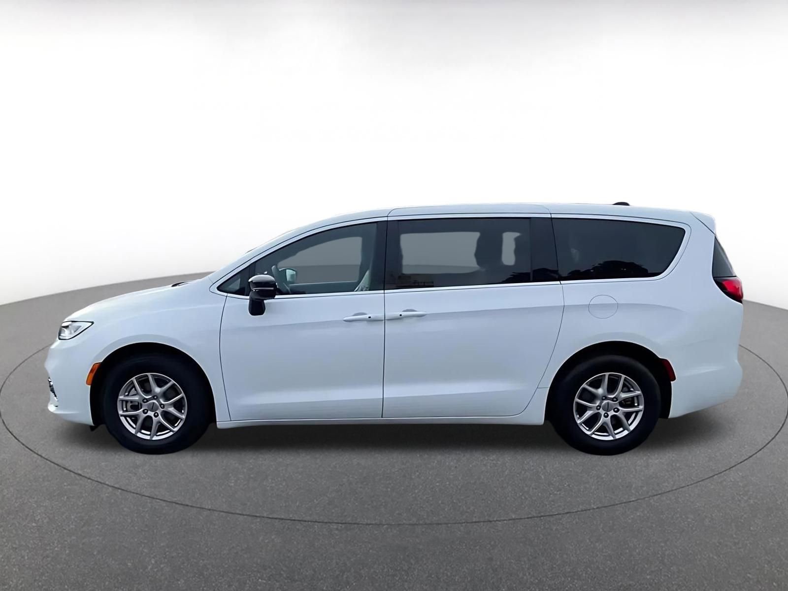 Used 2025 Chrysler Pacifica Select image 9