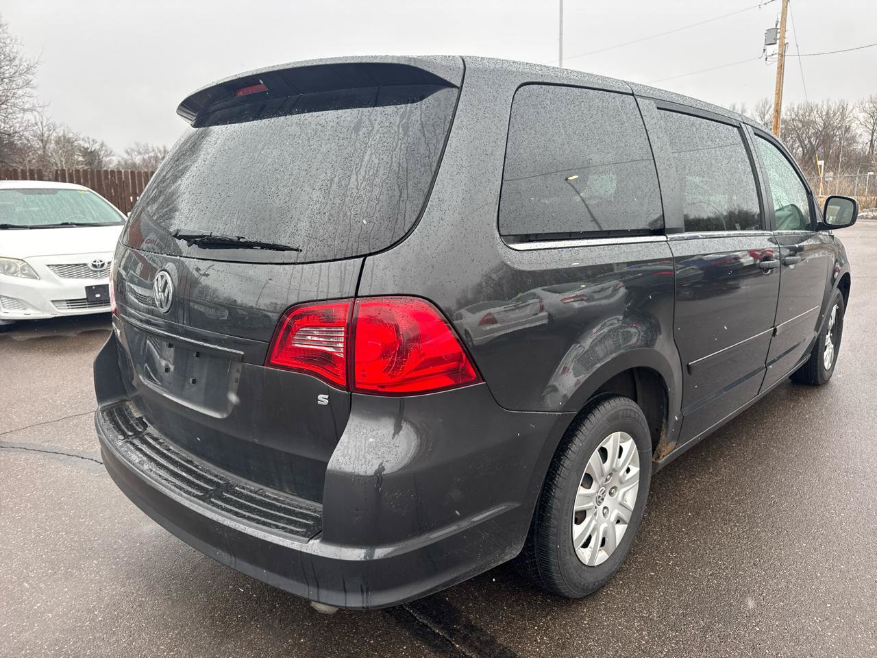 Used 2012 Volkswagen Routan S FWD image 5